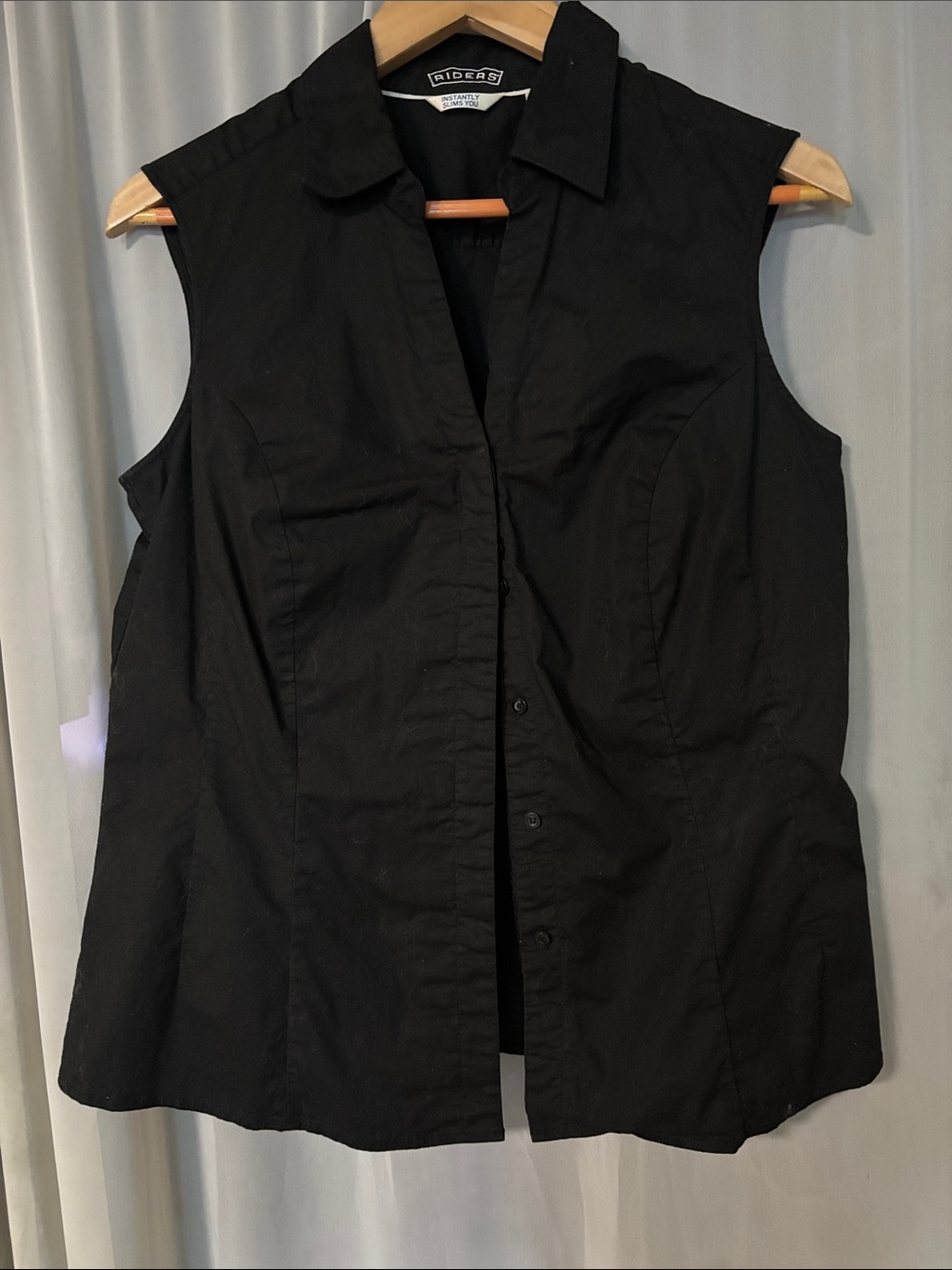 Riders by Lee Black Sleeveless Button-Front Collared Top